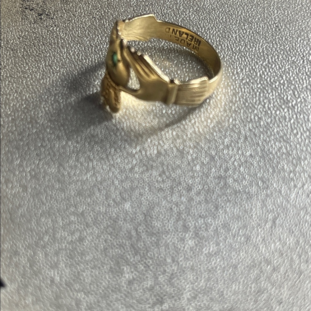 9k gold stamps 375 vintage claddagh ring with emerald size 5.5 - Picture 9 of 10